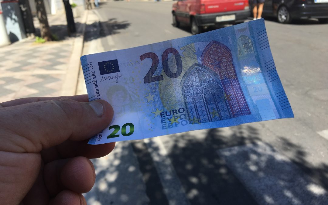 Una banconota falsa da 20 euro