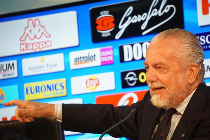 Napoli calcio, la carica di De Laurentiis: “Vinceremo lo scudetto”. Poi la smentita sul calciomercato