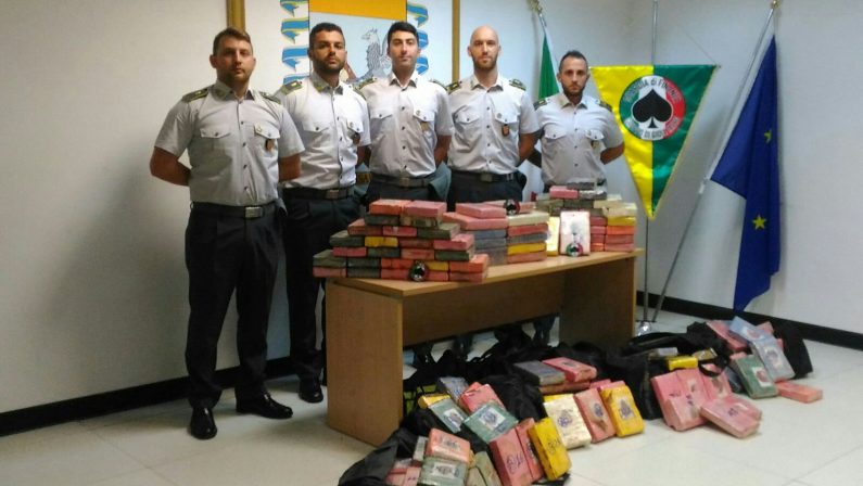 Gioia Tauro, cocaina per 44 milioni di euro al PortoNascosta in due container diretti a Napoli e in Croazia