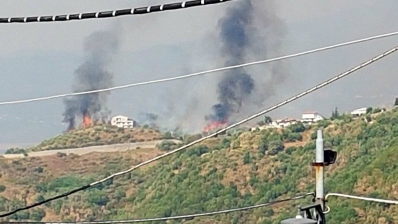 VIDEO - Ancora incendi nel Cosentino: in fiamme la collina di Tessano