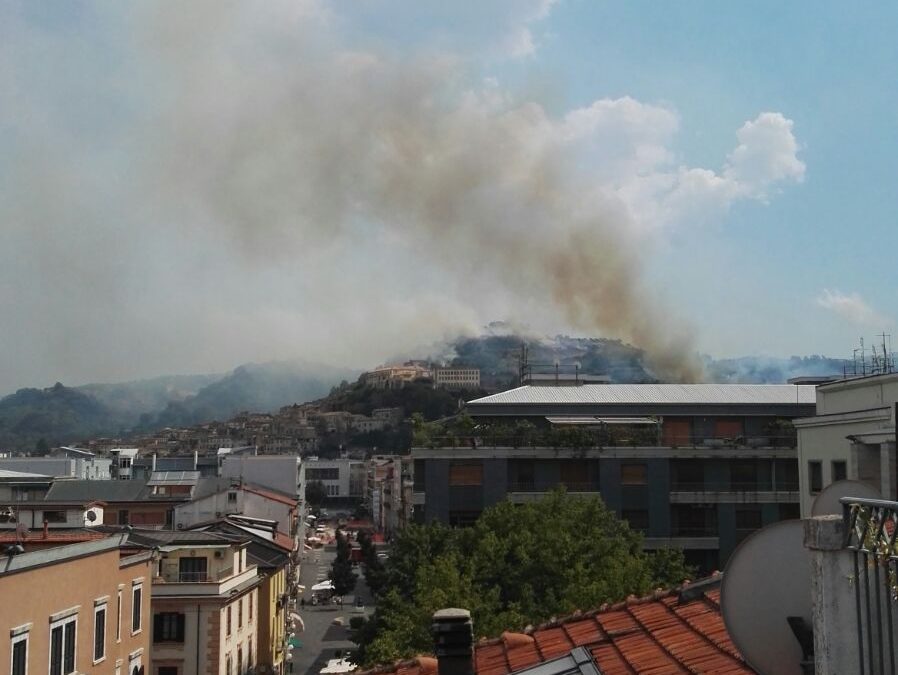 L'incendio tra le case di Cosenza