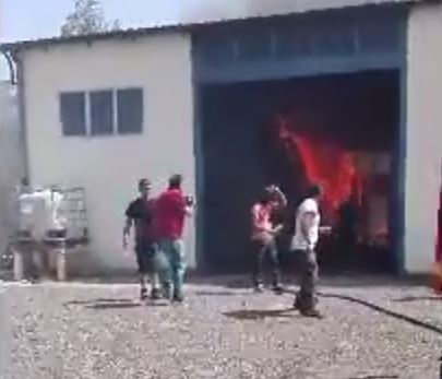 VIDEO - Incendio in un deposito di legname a PotenzaLe immagini dell'intervento per spegnerlo