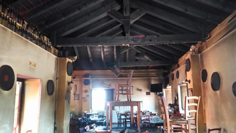 VIDEO - In fiamme il ristorante Ai reduci a CatanzaroLe immagini nel locale dopo l'incendio