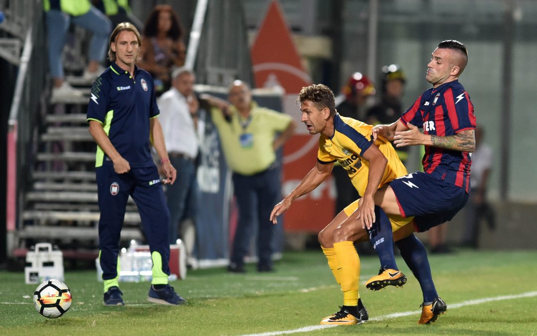 Martella controlla Cerci sotto lo sguardo di Nicola durante Crotone-Verona
