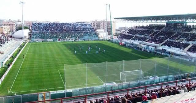 Uomo trovato impiccato alla traversa di una delle porte dello stadio Granillo di Reggio Calabria