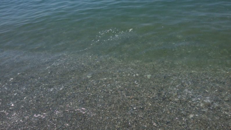VIDEO - Mare sporco a Torremezzo nel cosentinoLe immagini riprese dai bagnanti sulla spiaggia