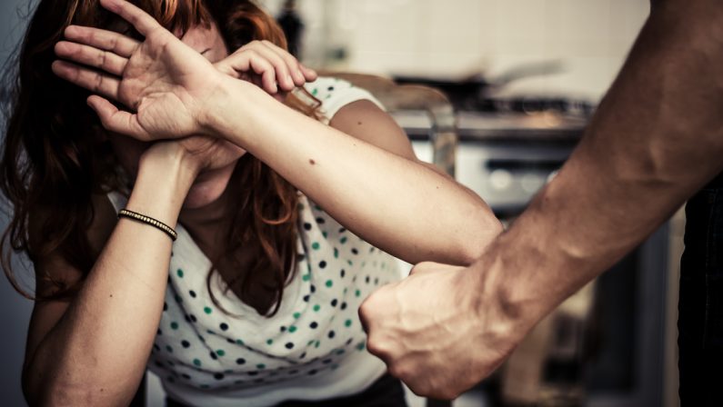 Violenza su moglie convivente, scatta l'arresto per due uomini