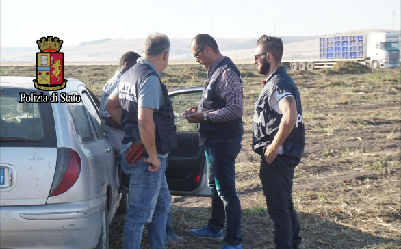 Controlli della polizia in un'operazione contro il caporalato