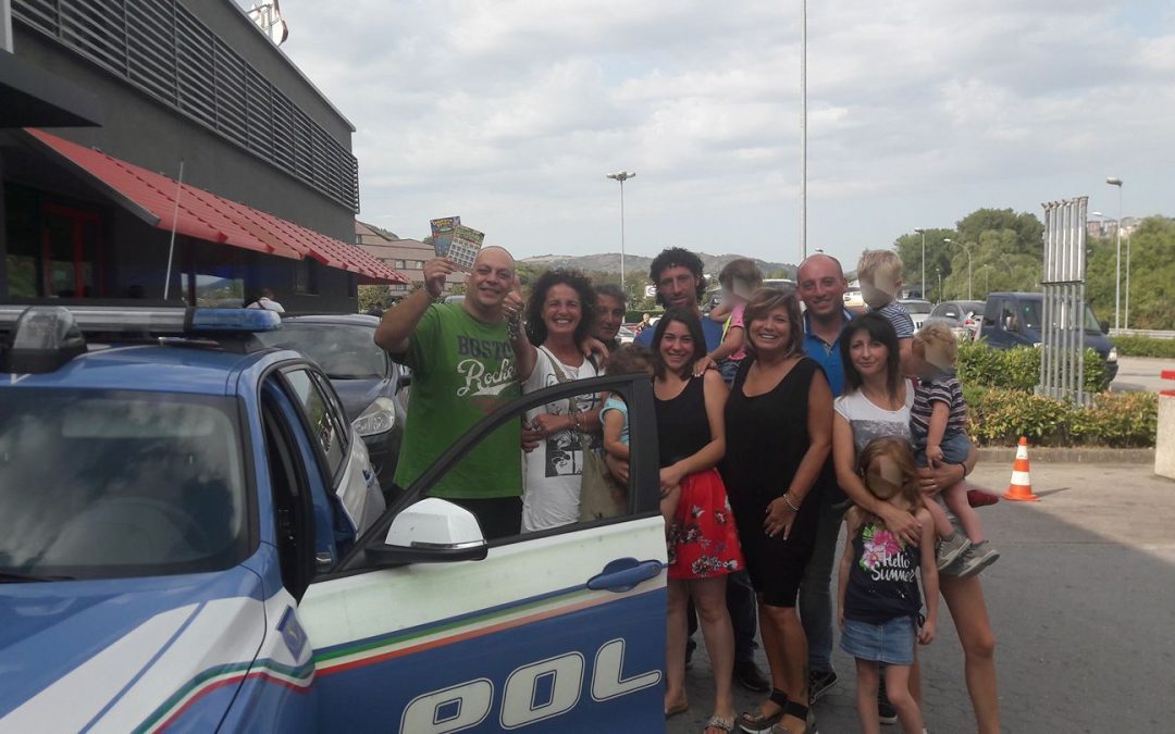 Foto di gruppo per i protagonisti di questa bella storia di solidarietà