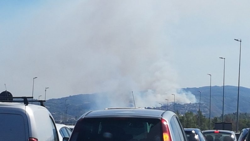VIDEO - L'incendio avvolge l'autostrada nel CosentinoLe immagini del rogo che minaccia anche le case