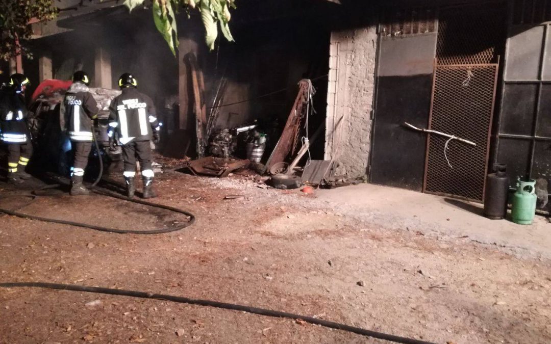 FOTO – Incendio distrugge due auto e un furgone  Paura nel Crotone per la presenza di bombole Gpl