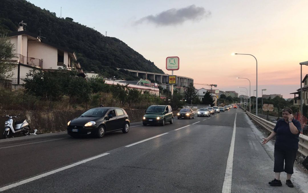 FOTO – Automobile distrutta in un incidente a Pizzo, feriti i passeggeri