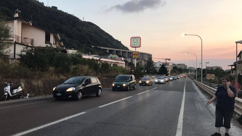 FOTO - Automobile distrutta in un incidente a Pizzo, feriti i passeggeri