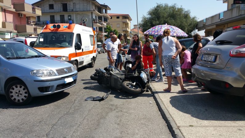Scontro auto moto in centro a Vibo ValentiaFerito un giovane, trasportato in ospedale
