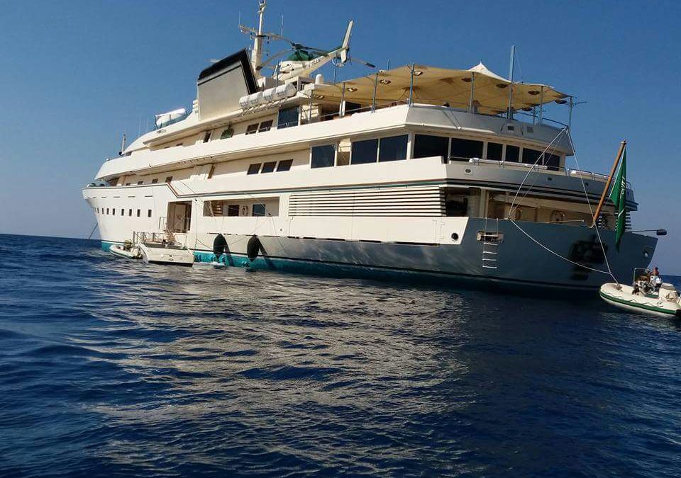 Il panfilo a Tropea (Foto di Salvatore Saturno)