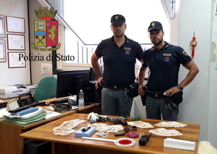 Napoli, Arma su tempia bimbo per rapinare padre: 3 arresti