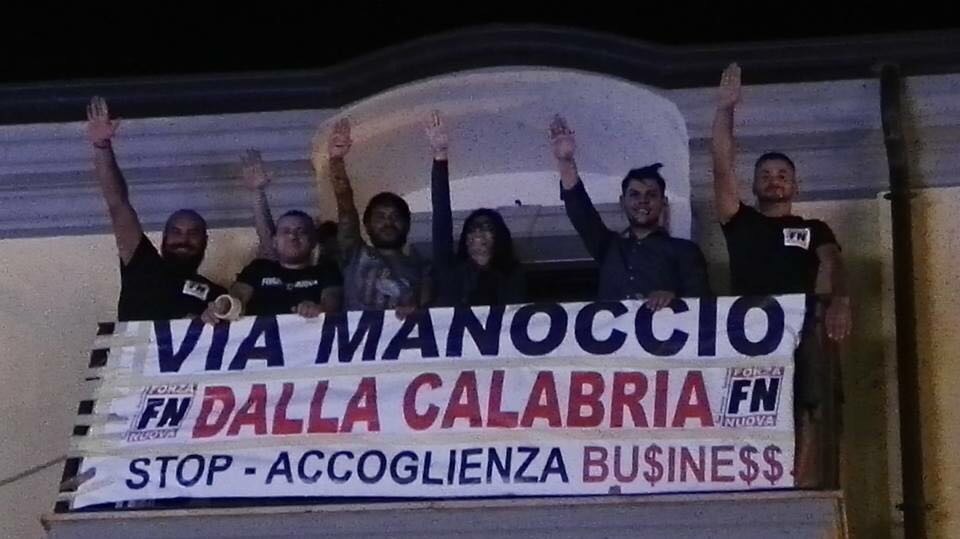 Lo striscione esposto durante il concerto