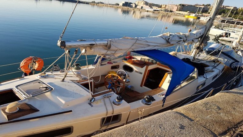 VIDEO - Veliero abbandona migranti sulla costaScafisti bloccati in alto mare dopo insenguimento