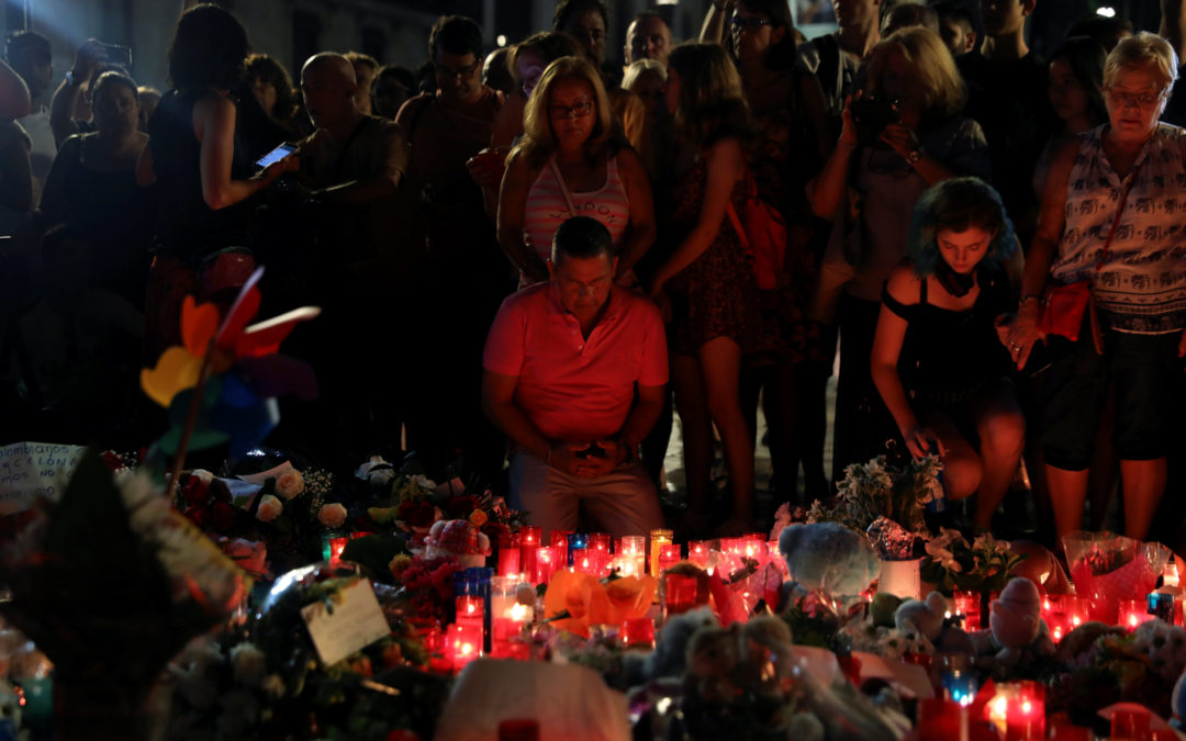 Fiori e candele sulla Rambla dopo gli attentati della scorsa estate