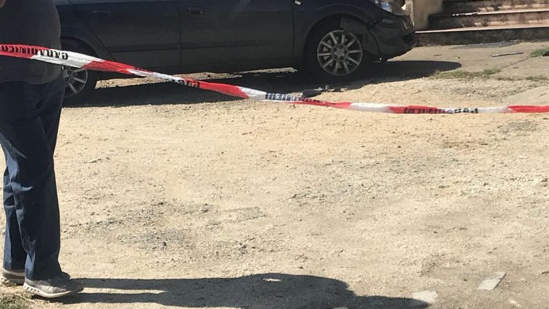 FOTO - Bomba sotto l'auto nel vibonese, un feritoLe immagini del luogo dell'esplosione