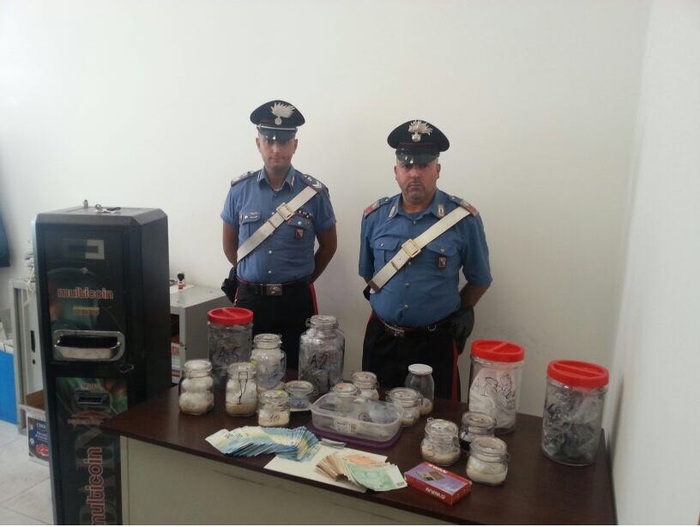 Rossano, droga per oltre 90mila euro scoperta in un bar  Era nascosta in una macchina di cambio monete, un arresto