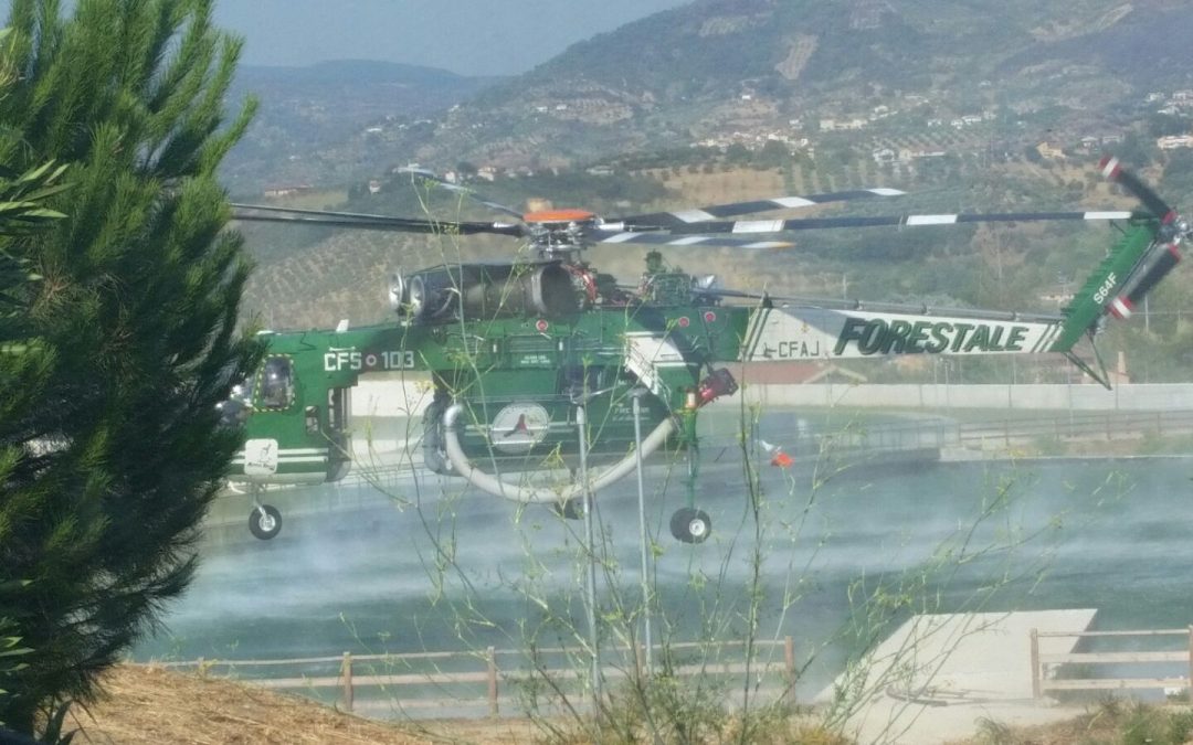 VIDEO – Incendio a Cosenza, fiamme sempre più alte  Ecco come e dove si riforniscono d’acqua gli elicotteri