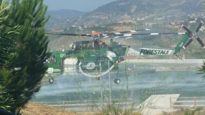 VIDEO - Incendio a Cosenza, fiamme sempre più alteEcco come e dove si riforniscono d'acqua gli elicotteri