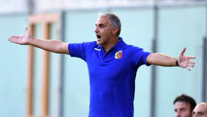 Calcio Serie C, esonerato l'allenatore Alessandro ErraIl Catanzaro cambia la guida tecnica in cerca della svolta