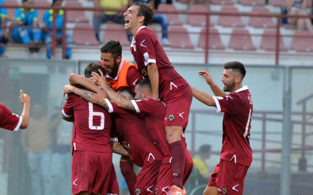L'esultanza dei calciatori della Reggina