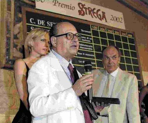 Giovannino Russo allo Strega 2002 dove vinse il Premio speciale con «Racconti dal Sud» (Scheiwiller, 2001)