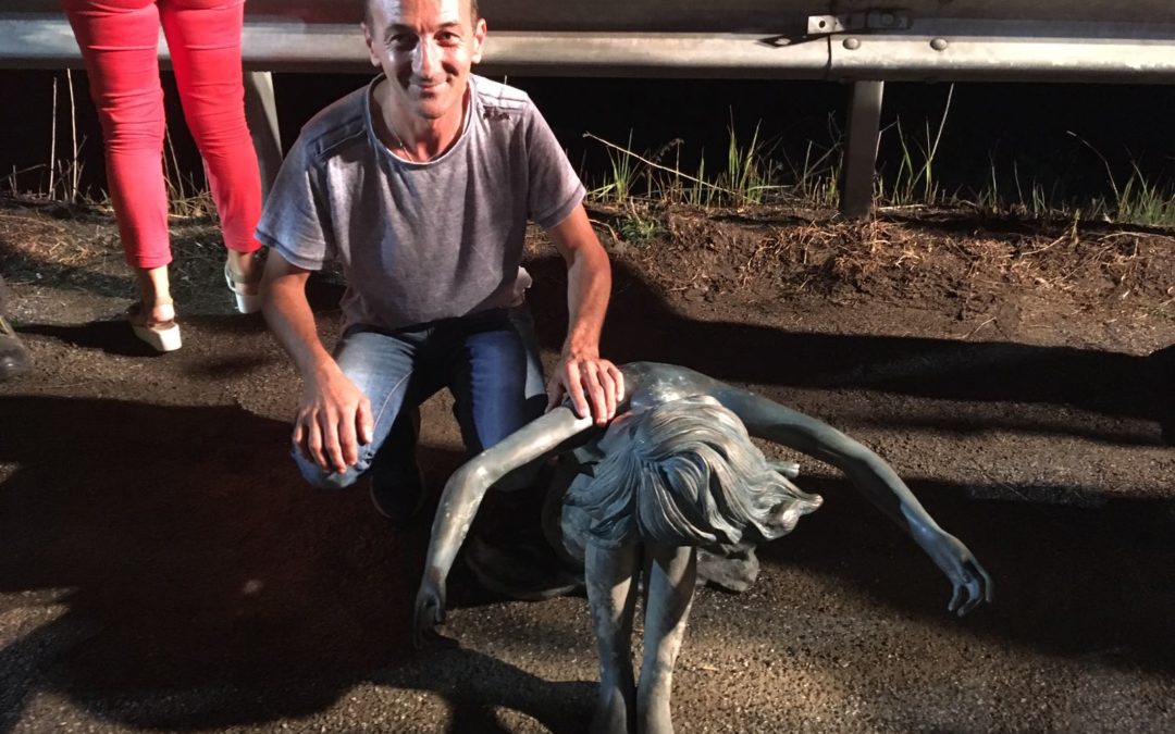 Vito Ruscio accanto alla statua