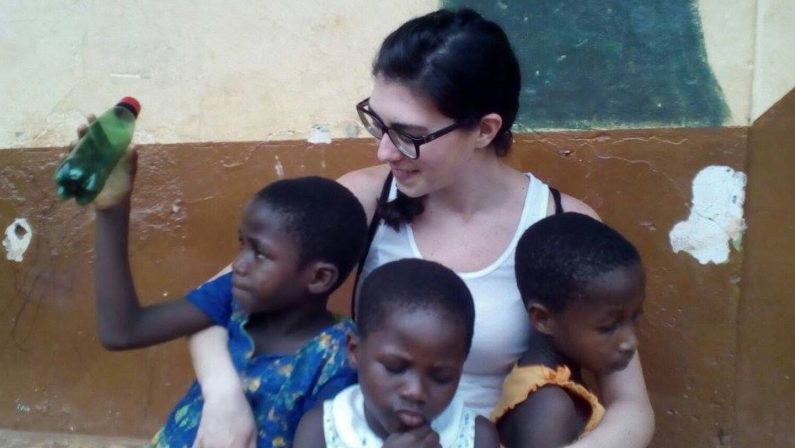 Ilaria Servello e il suo viaggio in Ghana per soccorrere i bimbiLa 24enne di Pizzo: «La mia missione? Aiutare i più deboli»