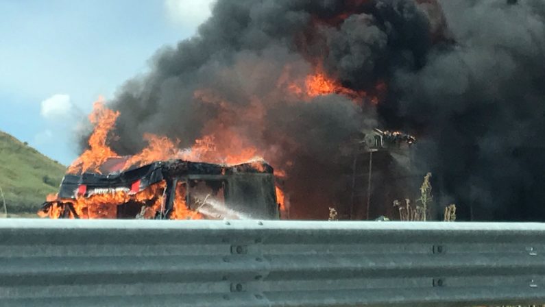 Paura a Catanzaro, un camion in fiamme sulla strada per Germaneto