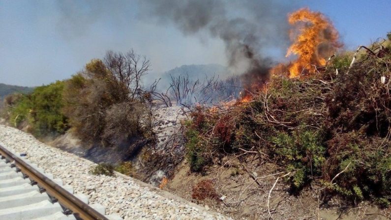 Provoca incendio lungo la linea ferroviariaDenunciato un operaio nel Crotonese