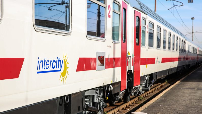 Circolazione dei treni in tilt: fino a 13 ore di ritardoIncendi e maltempo, piano di emergenza Trenitalia