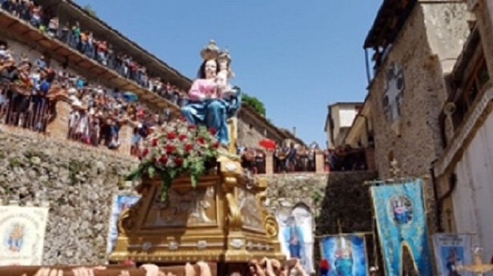 'Ndrangheta, immagini della Madonna per la coscaSantini affissi davanti la casa del clan Pesce, indagini