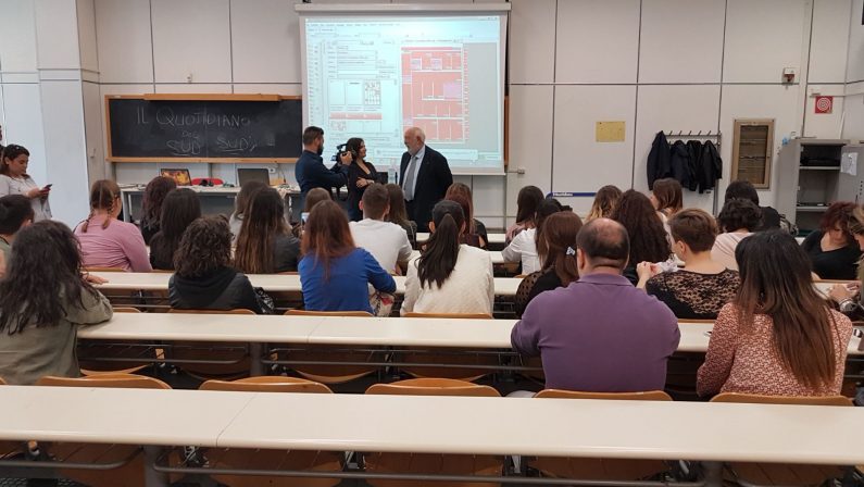 FOTO - Notte dei ricercatori all'Unical, il rettore Crisci e gli studenti nella postazione del Quotidiano del Sud