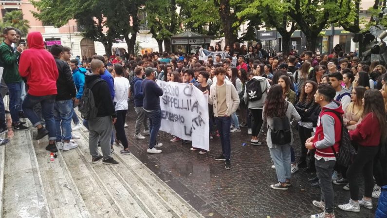 Cosenza, Liceo Fermi inagibile: Incontro con il prefettoGli studenti sospendono l'occupazione: si torna in aula