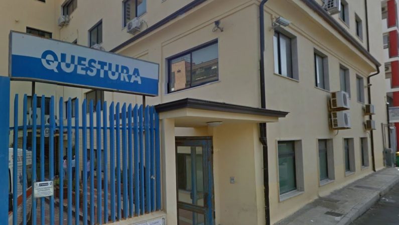 Si presenta a casa della ex moglie e strattona il figlioArrestato a Crotone dopo aggressione a bimbo e polizia