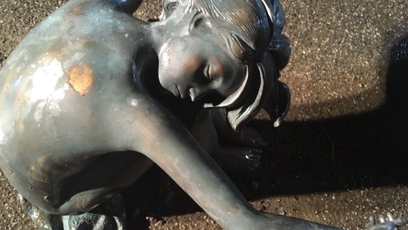 Vibo, il lago Angitola si ritira per la siccità ed emerge dal fondale una statua in bronzo di una ragazza