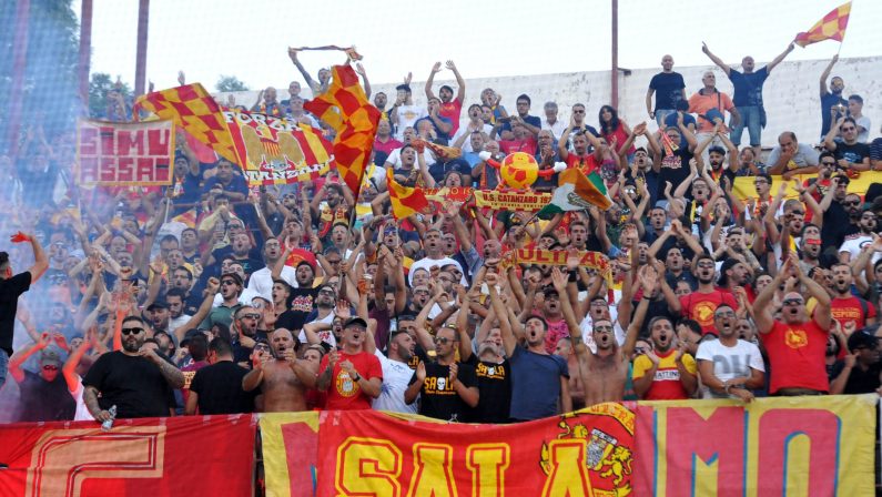 Fumogeni allo stadio durante Catania-Catanzaro, scatta il Daspo per tre tifosi giallorossi