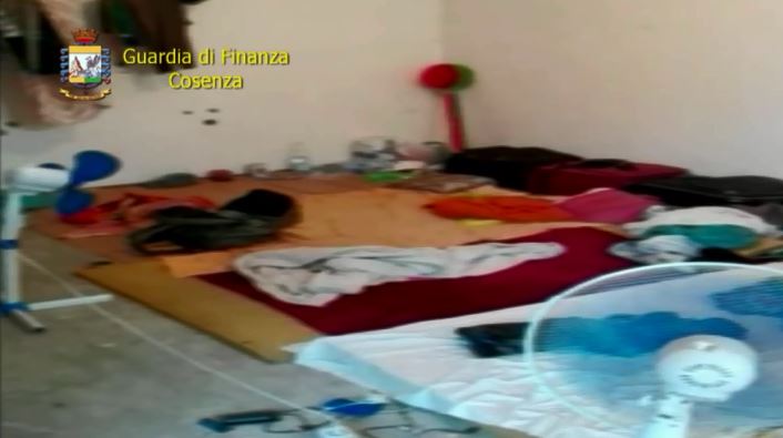 VIDEO - Immigrati ammassati in uno stabileLe condizioni disumane in cui vivevano nel Cosentino