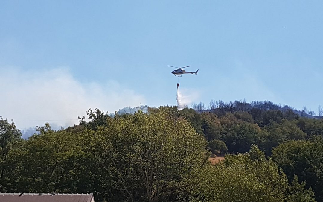 L'intervento di un elicottero antincendio