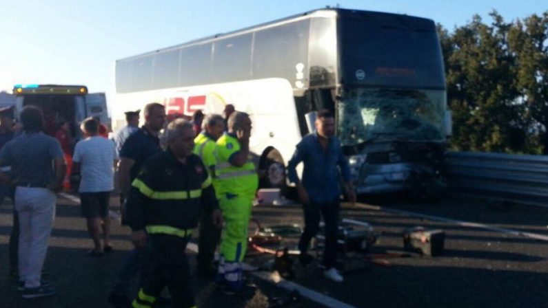 Scontro tra un autobus e un'autovettura a RossanoSono due i feriti gravi, uno soccorso in elicottero