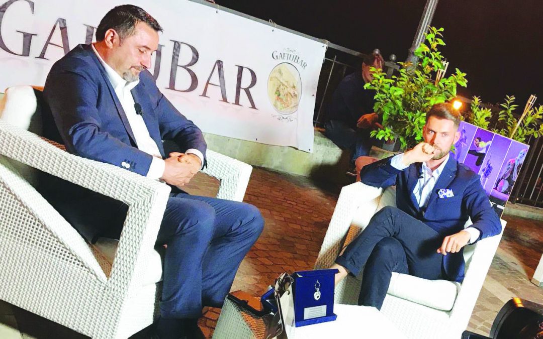 Massimiliano Mirabelli (a sinistra) prima di ricevere un premio a San Lucido