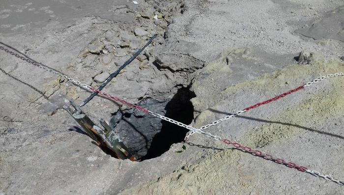 Tragedia a Pozzuoli, famiglia precipita nel cratere della solfatara:muoiono in tre, salvo solo un bambino