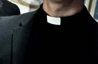 La curia chiede di costituirsi in giudizio contro prete accusato di pedofilia. Le vittime: «No, è responsabile»