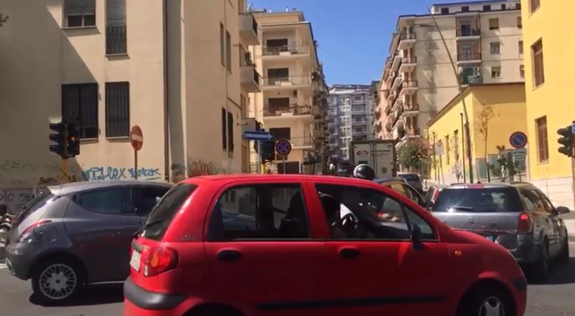 VIDEO – Traffico nel caos a Cosenza: via Misasi chiusa in via sperimentale, automobilisti furiosi