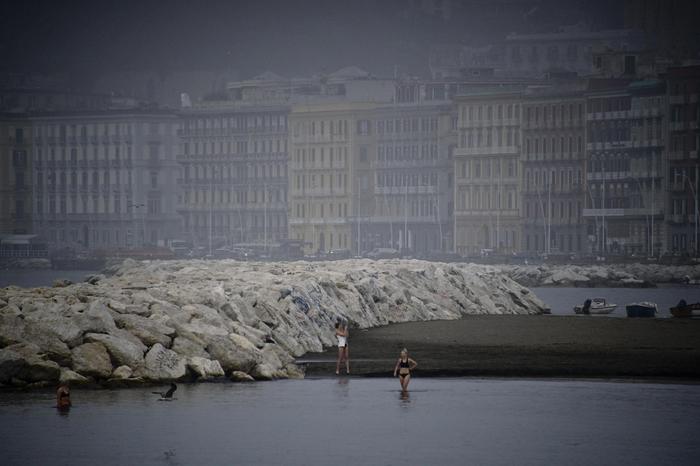 Napoli avvolta nella nebbia: temperature in calo e scarsa visibilità, ma c'è chi si fa bagno