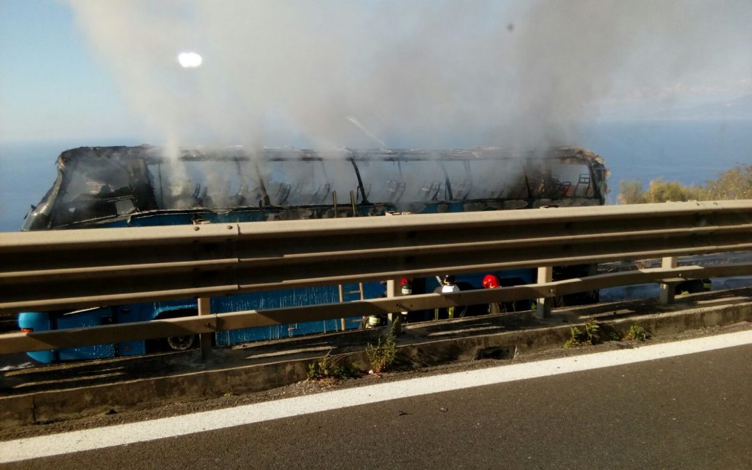 FOTO – Autobus in fiamme sull’Autostrada vicino Vibo  Le immagini del mezzo distrutto dalle fiamme